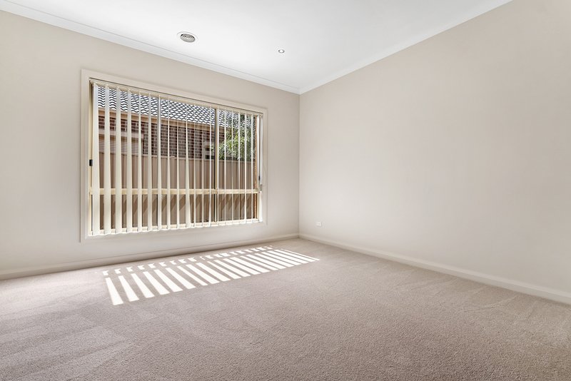 Photo - 23 William Hovell Pass, Craigieburn VIC 3064 - Image 4