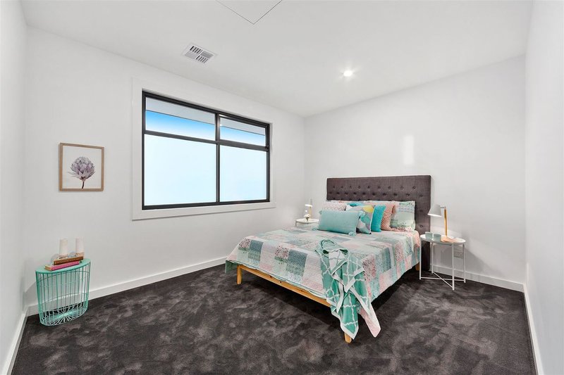 Photo - 2/3 Willow Ave , Glen Waverley VIC 3150 - Image 5