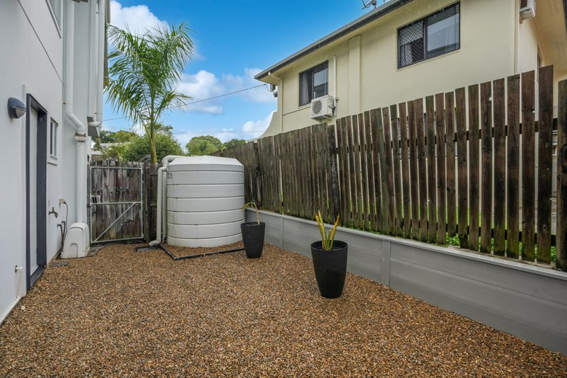 Photo - 2/30 Beach Avenue, Tannum Sands QLD 4680 - Image 2