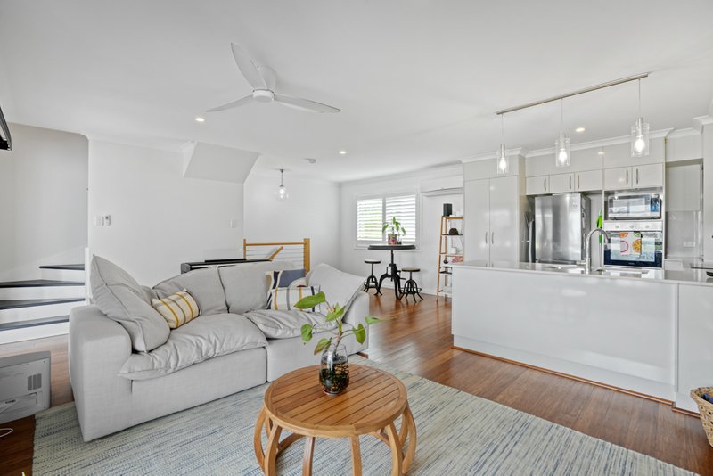 Photo - 2/30 Beach Avenue, Tannum Sands QLD 4680 - Image 3