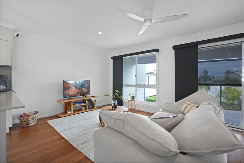 Photo - 2/30 Beach Avenue, Tannum Sands QLD 4680 - Image 5