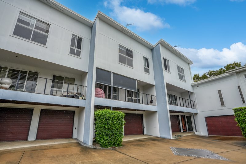 Photo - 2/30 Beach Avenue, Tannum Sands QLD 4680 - Image 8