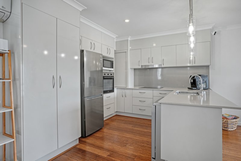 Photo - 2/30 Beach Avenue, Tannum Sands QLD 4680 - Image 9