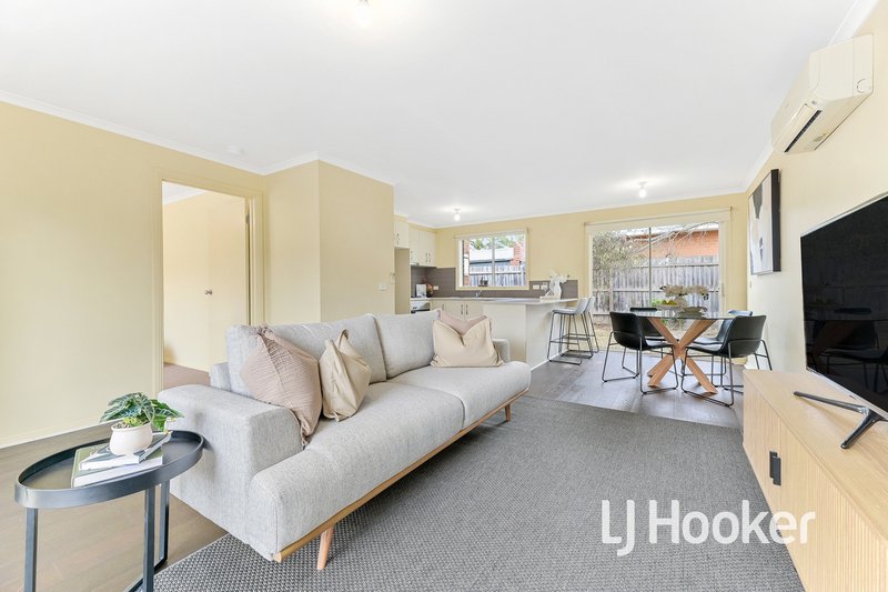 Photo - 2/30 Bride Avenue, Hampton Park VIC 3976 - Image 3