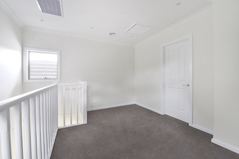 Photo - 2/30 Bunnett Road, Knoxfield VIC 3180 - Image 5