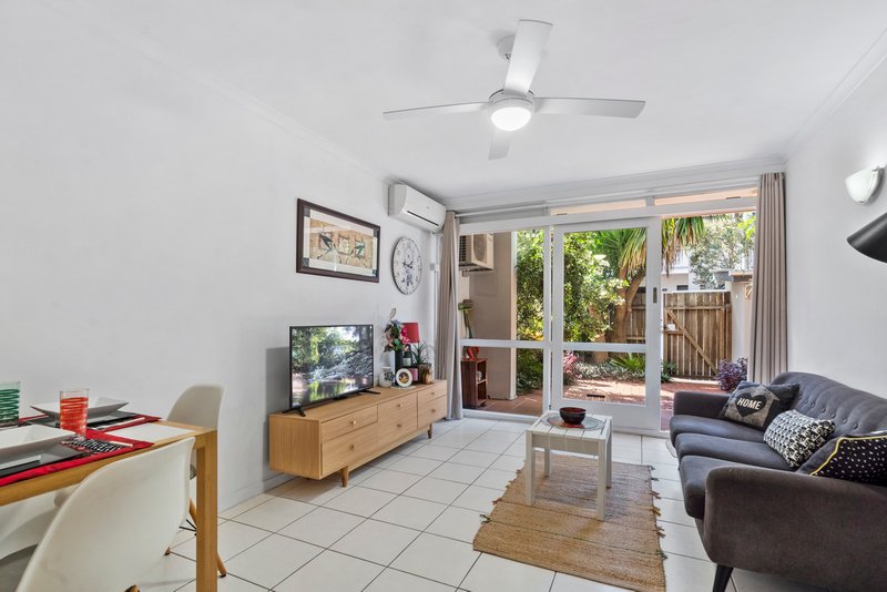 Photo - 2/30 Cork Street, Yeronga QLD 4104 - Image 2