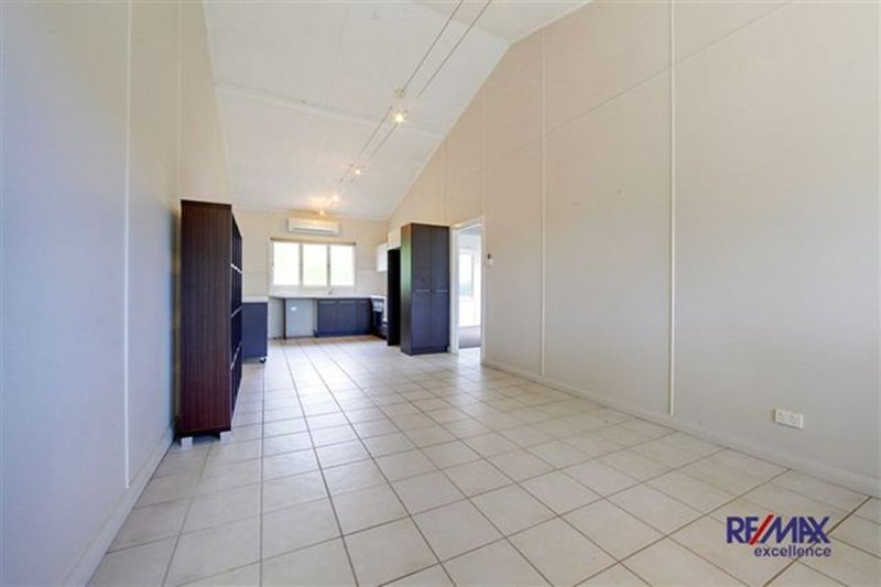 Photo - 2/30 Landsborough Street, North Ward QLD 4810 - Image 2