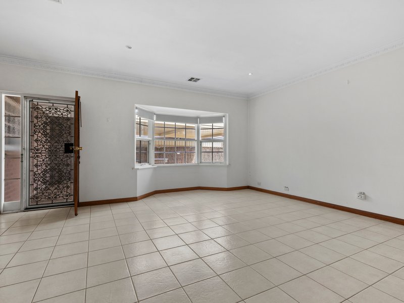 Photo - 2/30 Lochside Drive, West Lakes SA 5021 - Image 5
