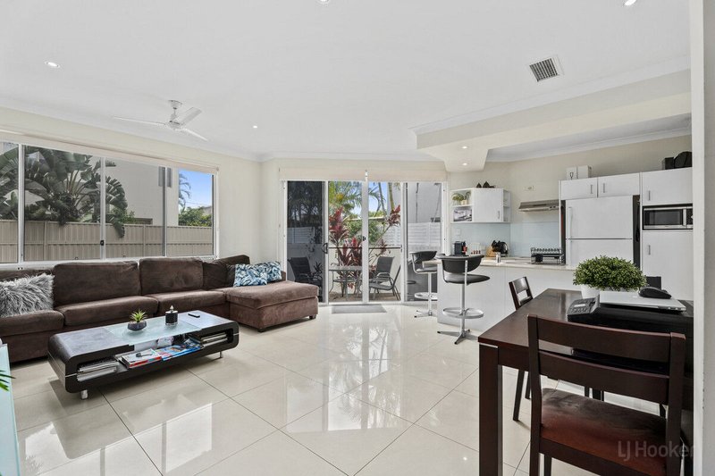 Photo - 2/30 Ocean Street, Runaway Bay QLD 4216 - Image 3