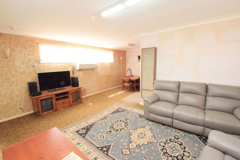 Photo - 230 Waring Street, Deniliquin NSW 2710 - Image 2