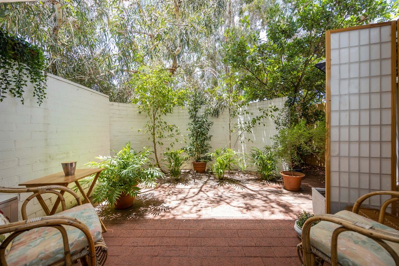 Photo - 2/303 Cambridge Street, Wembley WA 6014 - Image 2