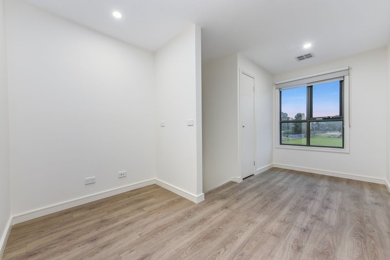 Photo - 2/31 Orlando Crescent, Keysborough VIC 3173 - Image 11