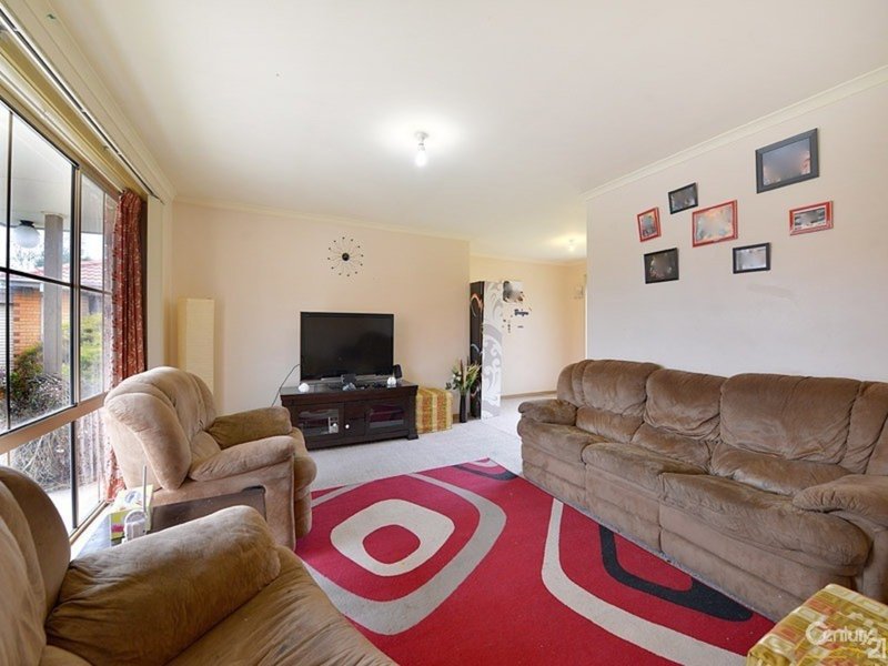 Photo - 2/31 Sandalwood Drive, Oakleigh South VIC 3167 - Image 2