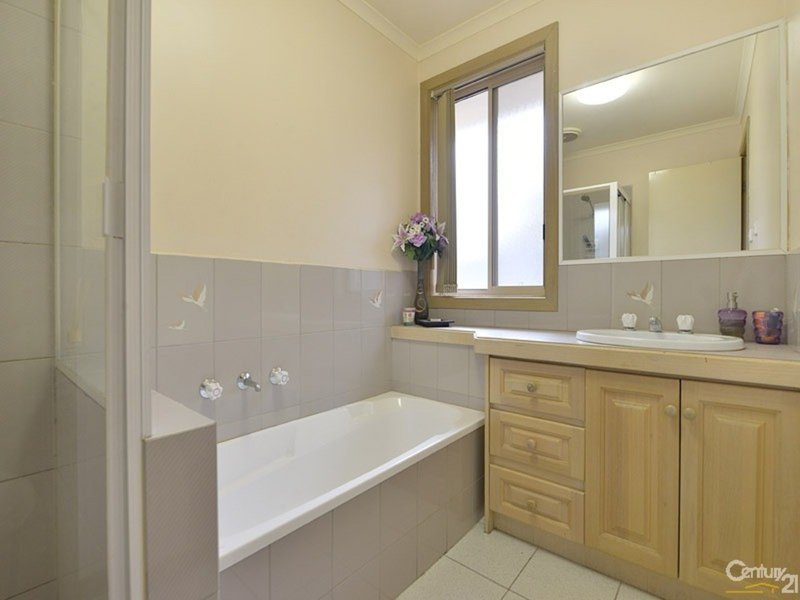 Photo - 2/31 Sandalwood Drive, Oakleigh South VIC 3167 - Image 5