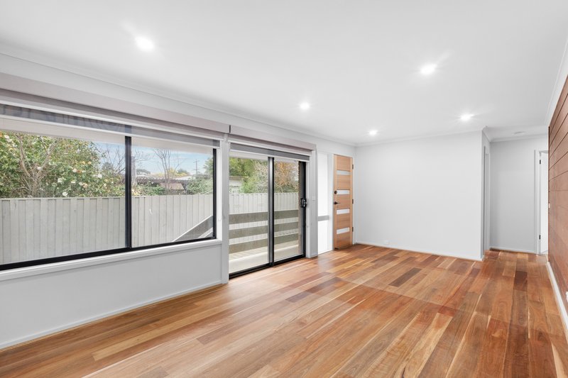 Photo - 2/31 Strathallan Road, Macleod VIC 3085 - Image 4