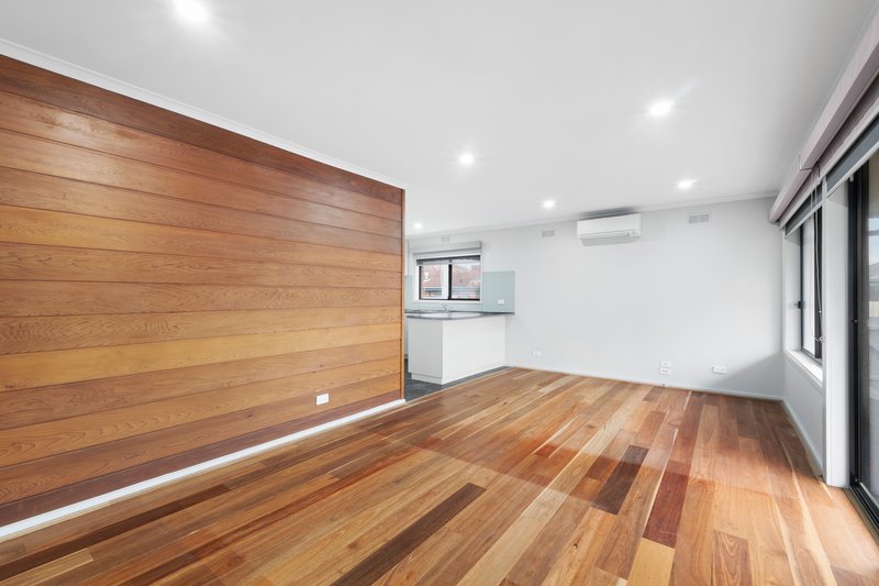 Photo - 2/31 Strathallan Road, Macleod VIC 3085 - Image 11