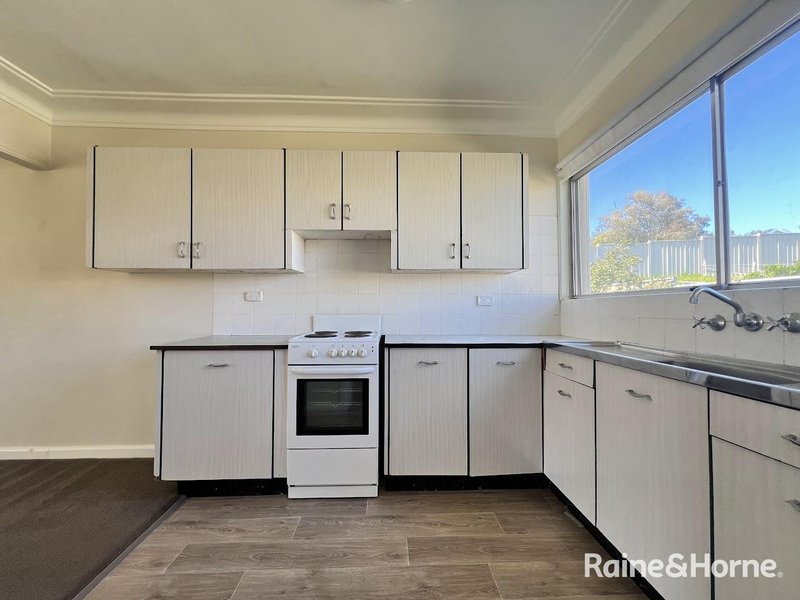 Photo - 2/310 Armidale Road, Tamworth NSW 2340 - Image 2