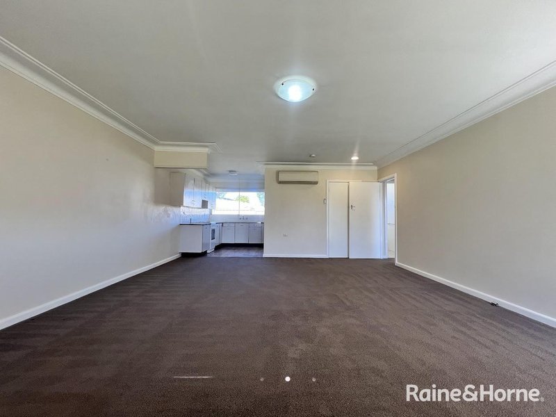 Photo - 2/310 Armidale Road, Tamworth NSW 2340 - Image 3