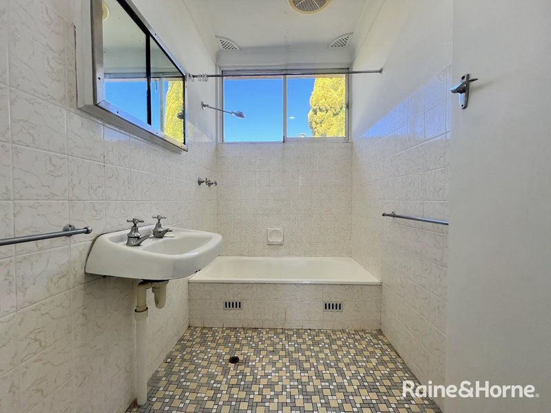 Photo - 2/310 Armidale Road, Tamworth NSW 2340 - Image 6