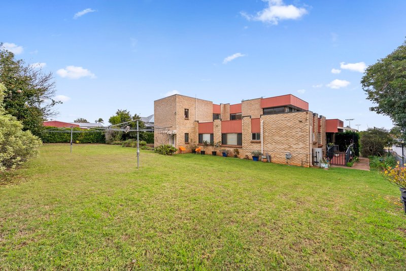 Photo - 2/316 Hume Street, Centenary Heights QLD 4350 - Image 9