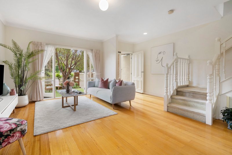 Photo - 2/32 Hobart Road, Murrumbeena VIC 3163 - Image 1