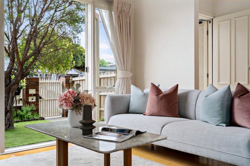Photo - 2/32 Hobart Road, Murrumbeena VIC 3163 - Image 2