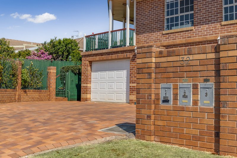 Photo - 2/32 Jull Drive, Centenary Heights QLD 4350 - Image 2