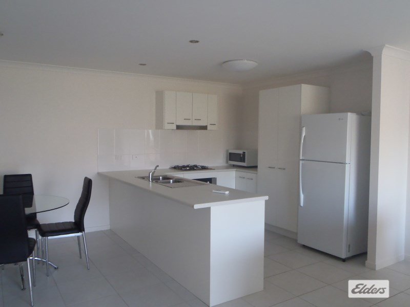 Photo - 2/32 Lakeside Drive, Emerald QLD 4720 - Image 3