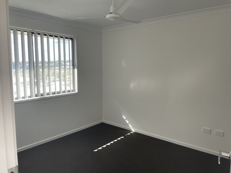 Photo - 2/32 Mcinnes Crescent, Glenvale QLD 4350 - Image 15