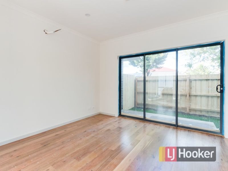 Photo - 2/32 Millswyn Avenue, Hampton Park VIC 3976 - Image 3