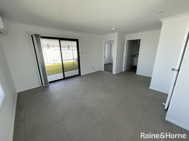 Photo - 2/32 Mustang Close, Hillvue NSW 2340 - Image 3