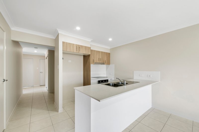 Photo - 2/32 Radcliffe Crescent, Glenvale QLD 4350 - Image 2