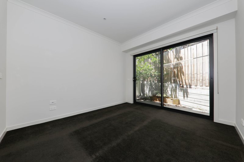 Photo - 2/32 Rathmullen Quadrant, Doncaster VIC 3108 - Image 2