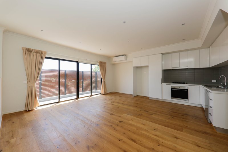 Photo - 2/32 Rathmullen Quadrant, Doncaster VIC 3108 - Image 3