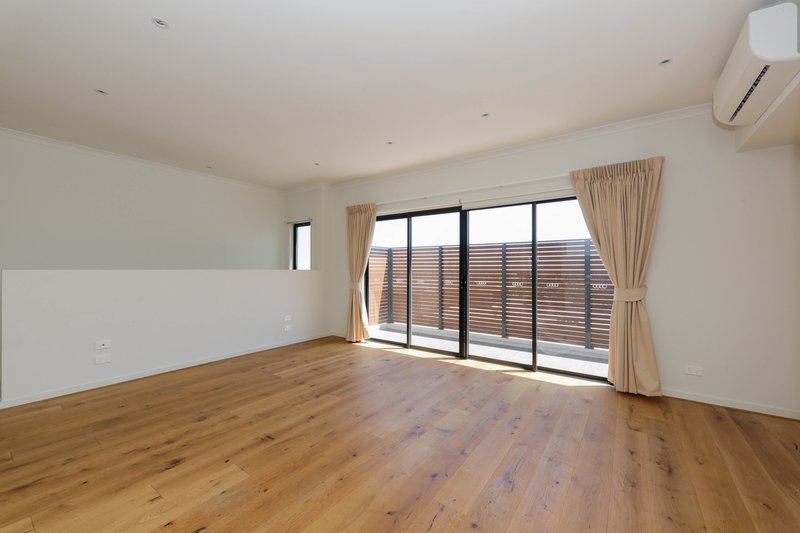 Photo - 2/32 Rathmullen Quadrant, Doncaster VIC 3108 - Image 5