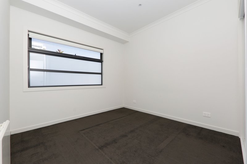 Photo - 2/32 Rathmullen Quadrant, Doncaster VIC 3108 - Image 6