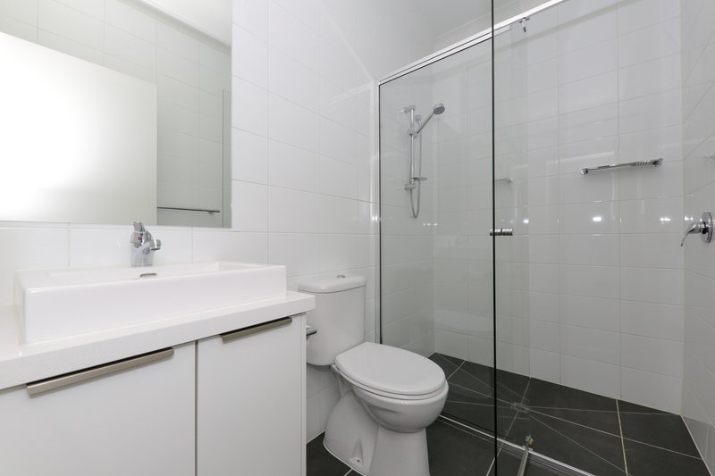 Photo - 2/32 Rathmullen Quadrant, Doncaster VIC 3108 - Image 7