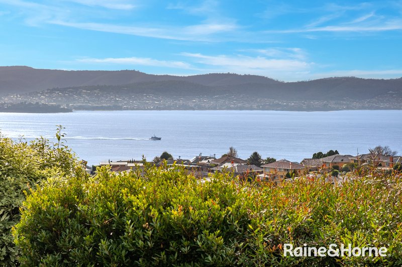 Photo - 2/323 Churchill Avenue, Sandy Bay TAS 7005 - Image 3