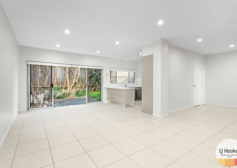 Photo - 2/33-37 Emerald Drive, Diamond Beach NSW 2430 - Image 3