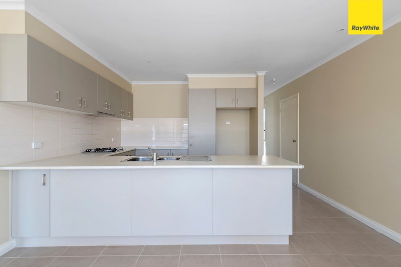 Photo - 23/3 Austin Place, Melton South VIC 3338 - Image 4