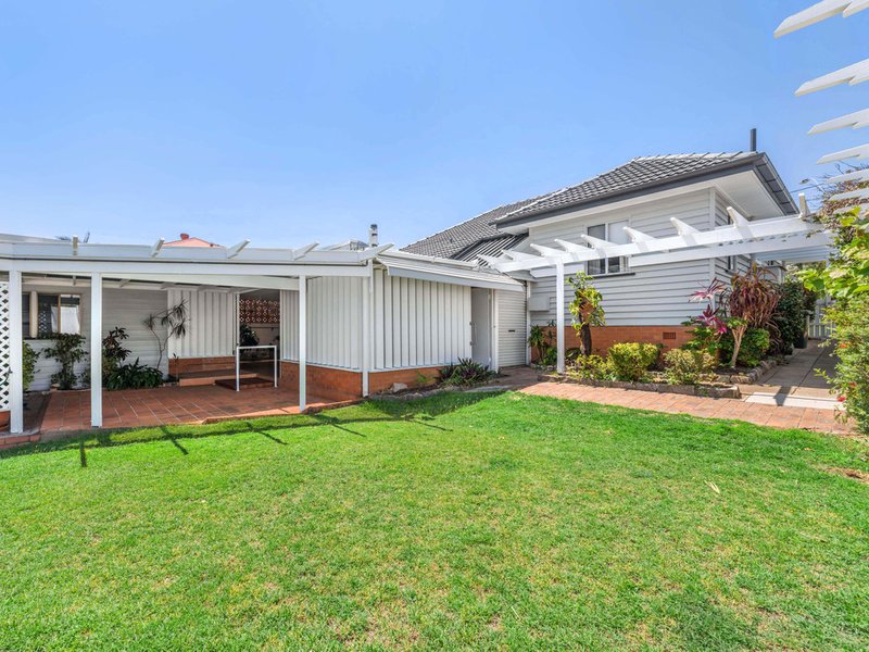 Photo - 233 Edinburgh Castle Road, Wavell Heights QLD 4012 - Image 2