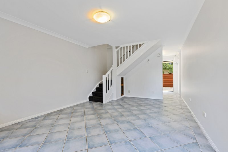 Photo - 2/33 Gladys Street, Greenslopes QLD 4120 - Image 2