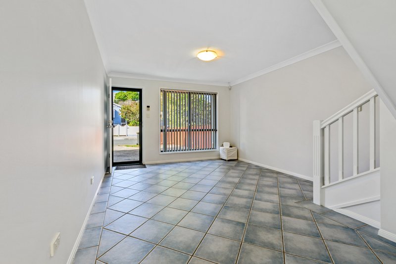 Photo - 2/33 Gladys Street, Greenslopes QLD 4120 - Image 3