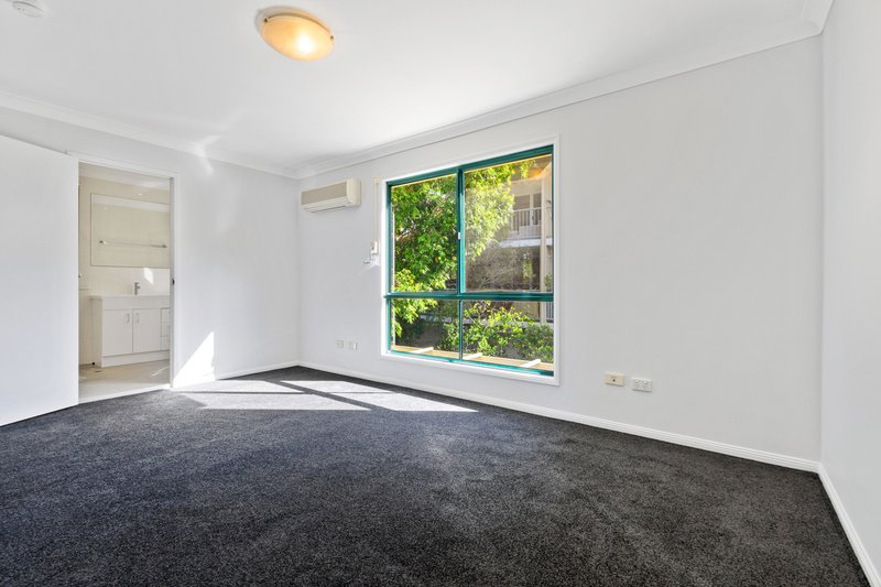 Photo - 2/33 Gladys Street, Greenslopes QLD 4120 - Image 8