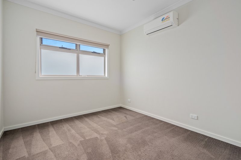 Photo - 2/33 Mcglynn Avenue, South Morang VIC 3752 - Image 5