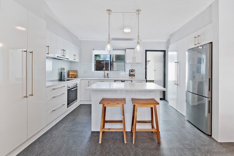 Photo - 2/33 Wharf Road, Surfers Paradise QLD 4217 - Image 4