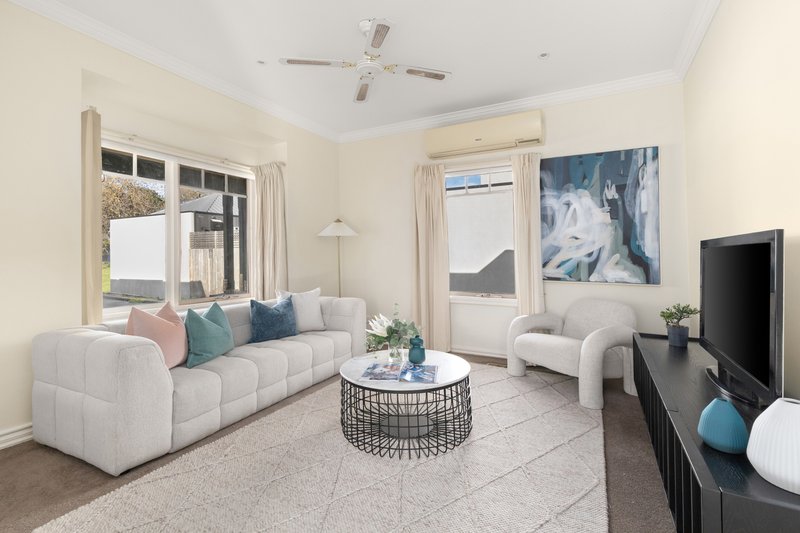 Photo - 2/33 Young Street, Oakleigh VIC 3166 - Image 2