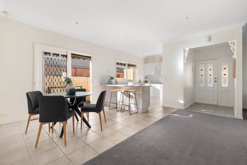 Photo - 2/33 Young Street, Oakleigh VIC 3166 - Image 3