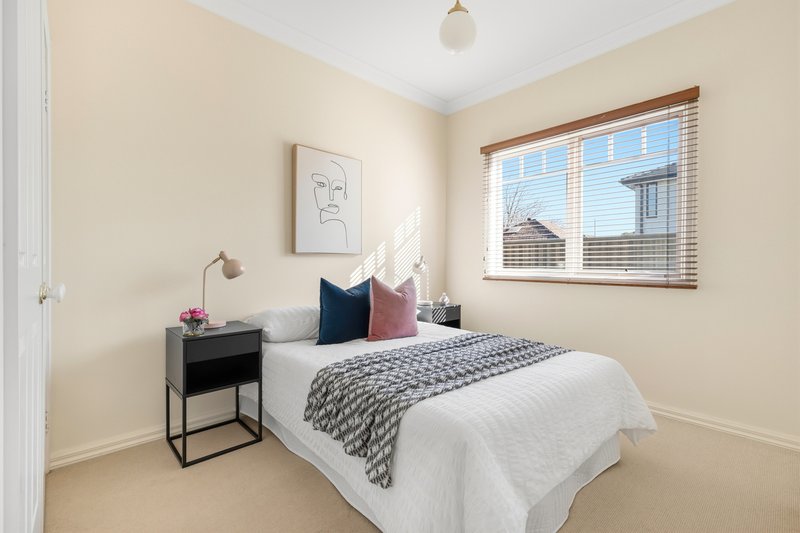 Photo - 2/33 Young Street, Oakleigh VIC 3166 - Image 7