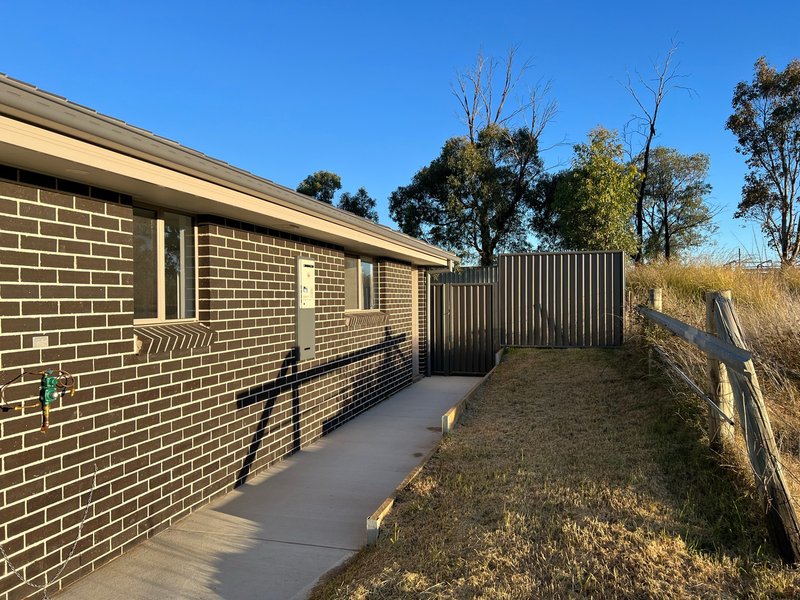 Photo - 2/34 Leonora Crescent, Kootingal NSW 2352 - Image 2